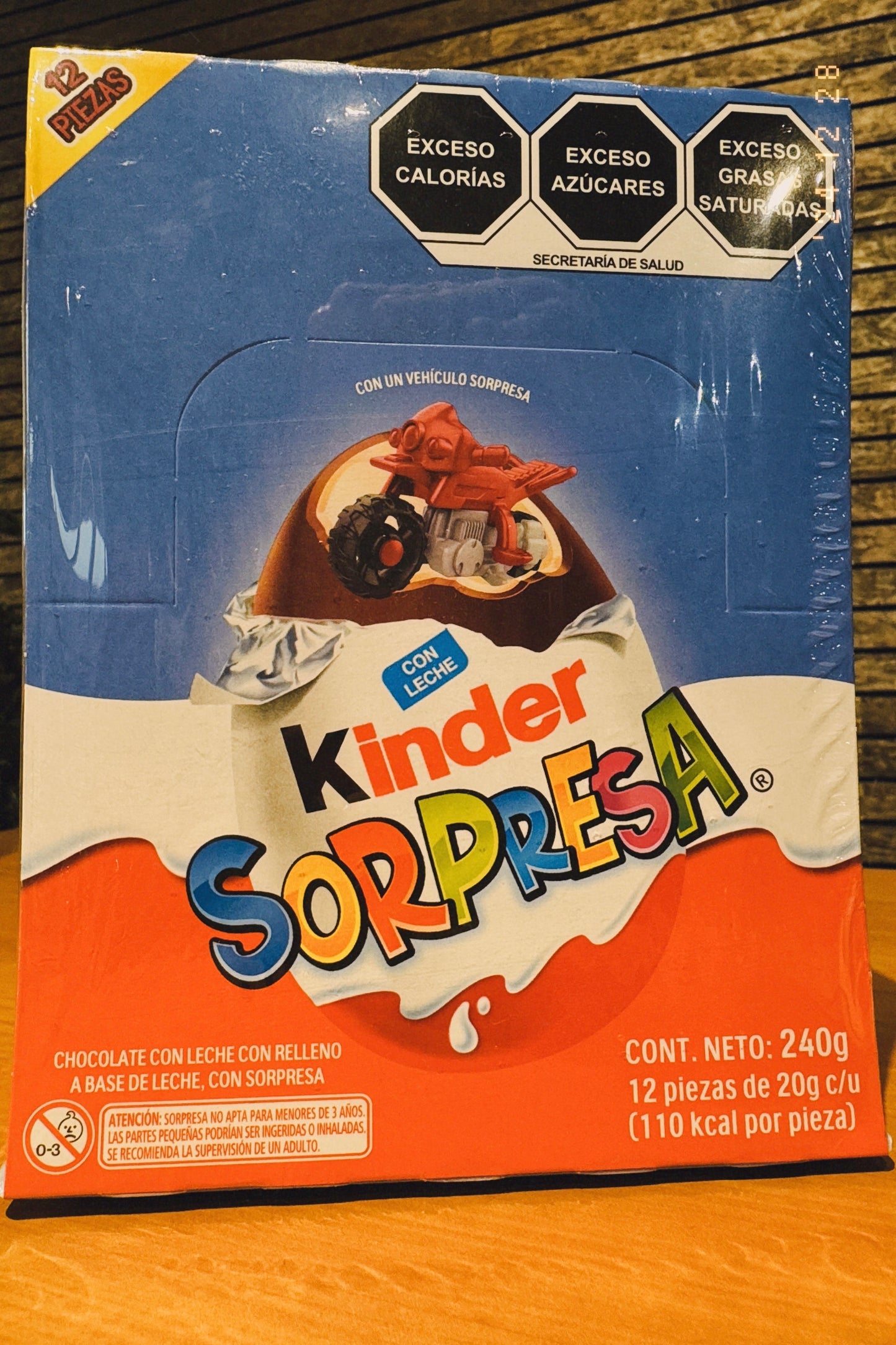 KINDER SORPRESA NIÑO (12 PCS)